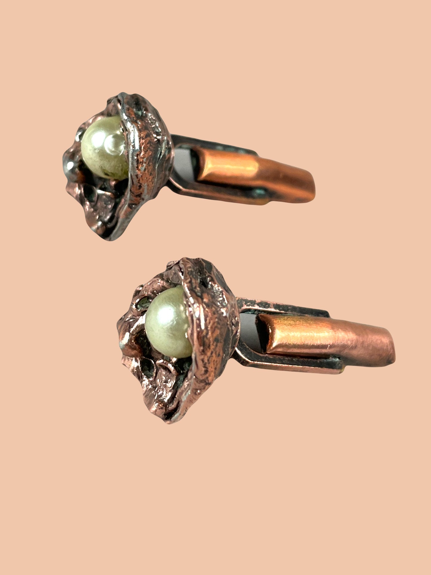 "Oyster" red copper and pearl cufflink