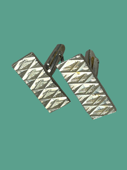 Rectangular silver metal cufflink with geometric decor