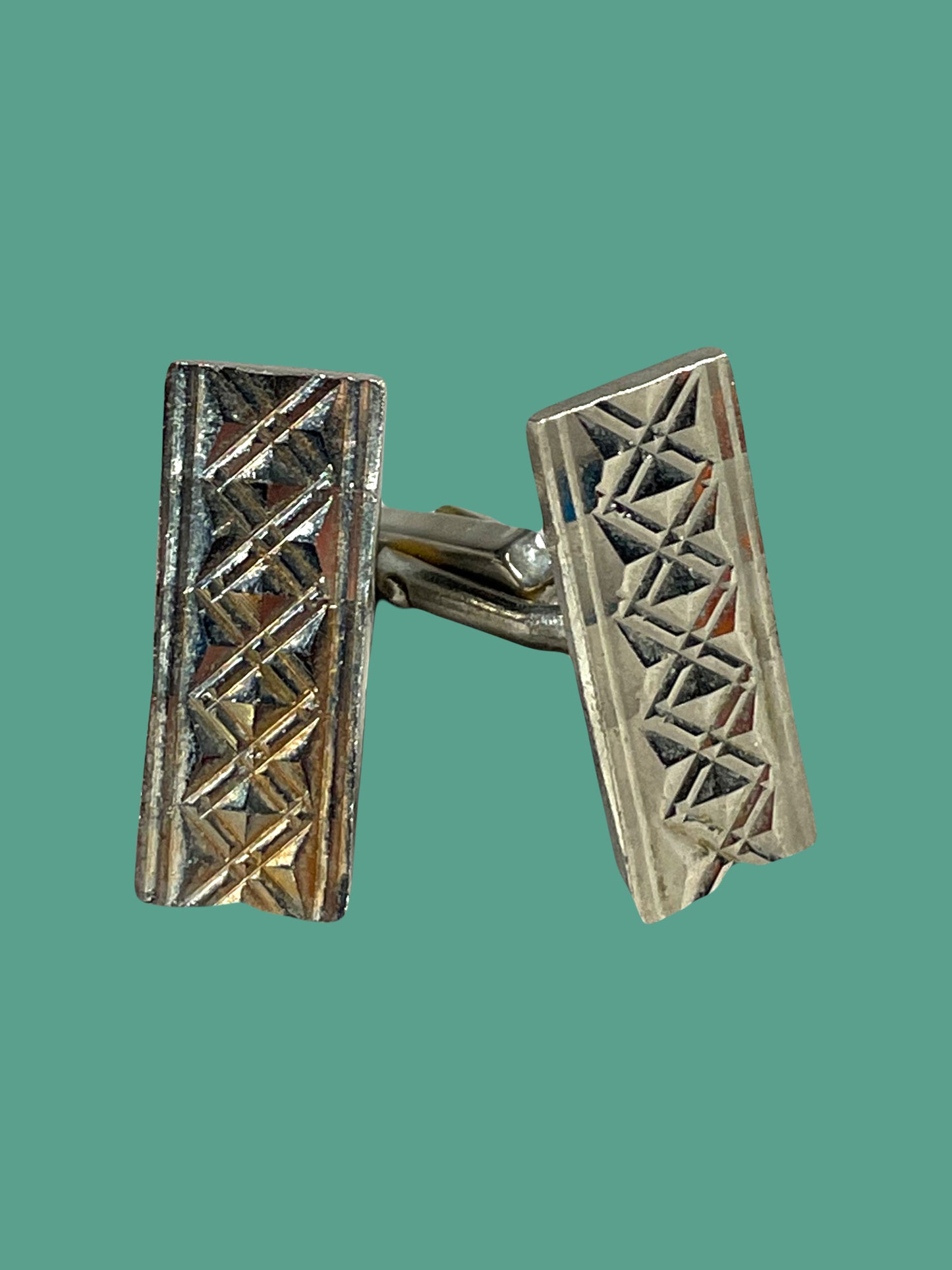 Rectangular silver metal cufflink with geometric decor